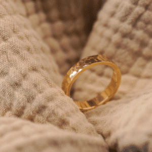 Geelgouden breed gehamerde ring.