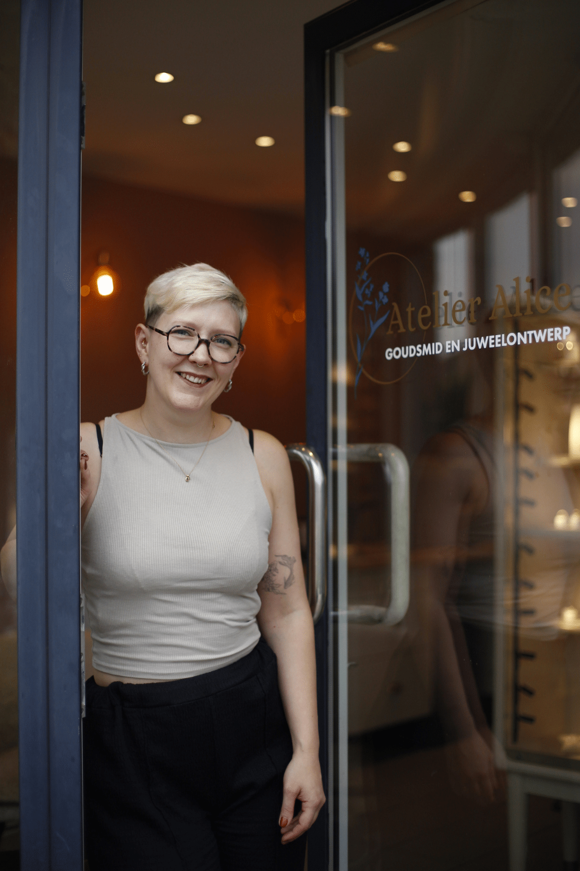 Carol staat in de deur van haar atelier.